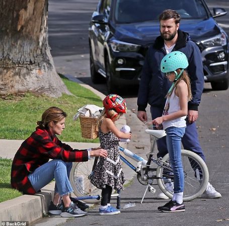 Cobie Smulders with Taran Killam and their daughters.